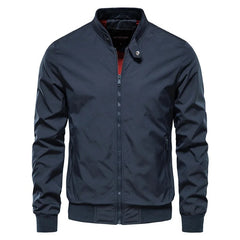Zwarte slim fit heren zomerjas, perfect voor een trendy en modieuze look in de lente en zomer. Biedt stijl, veelzijdigheid en comfort, waardoor het een essentieel kledingstuk is voor iedere man.