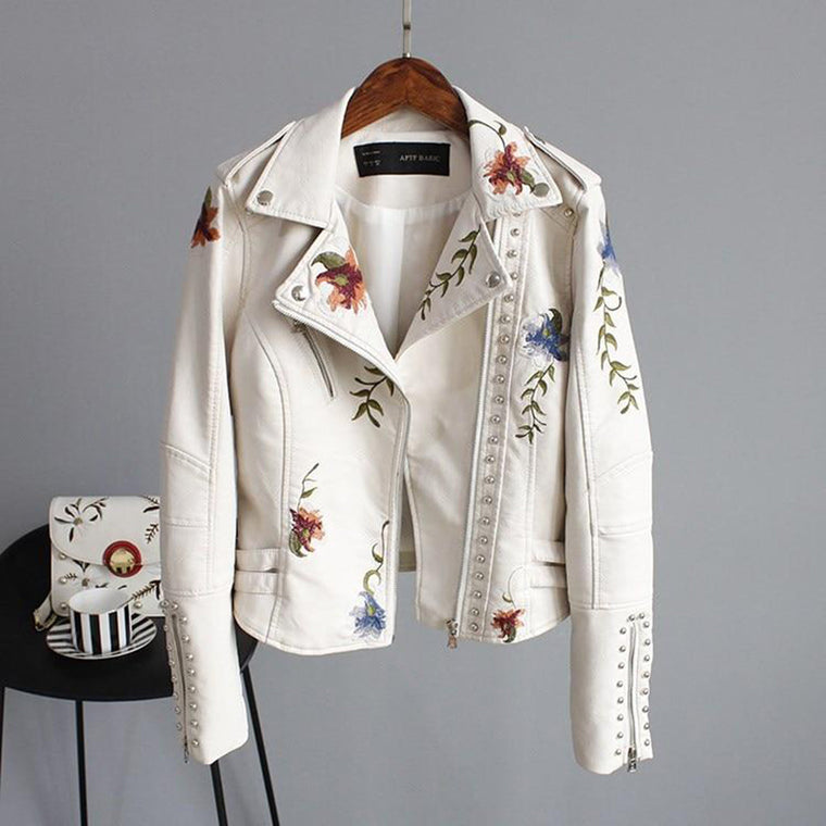 Maartje | Vrouwenjack met bloemen in de kleur Beige voor dames in stijl geschikt voor alle seizoenen.