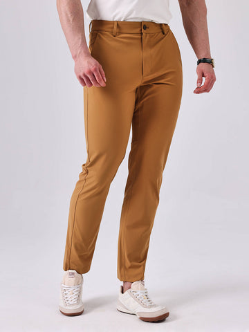 Mike | Slanke broek in de kleur Bruin voor heren in stijl geschikt voor alle seizoenen.