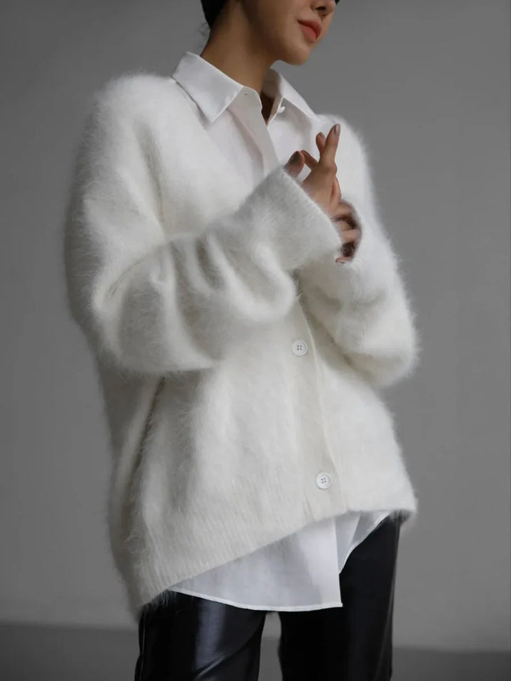 Zacht en fluffy vest uit onze betoverende Mila collectie. Dit vest combineert comfort en stijl in een trendy ontwerp dat zowel je lichaam als geest omarmt. Met zachte stoffen en een modieuze uitstraling zorgt dit vest voor warmte en elegantie in elke situatie. Perfect voor elke gelegenheid. Maattabel beschikbaar.