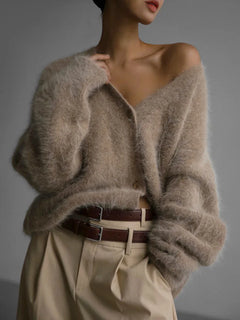 Zacht en fluffy vest uit onze betoverende Mila collectie. Dit vest combineert comfort en stijl in een trendy ontwerp dat zowel je lichaam als geest omarmt. Met zachte stoffen en een modieuze uitstraling zorgt dit vest voor warmte en elegantie in elke situatie. Perfect voor elke gelegenheid. Maattabel beschikbaar.