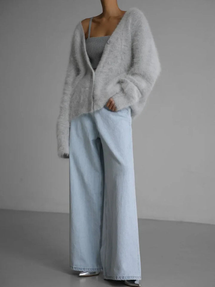 Zacht en fluffy vest uit onze betoverende Mila collectie. Dit vest combineert comfort en stijl in een trendy ontwerp dat zowel je lichaam als geest omarmt. Met zachte stoffen en een modieuze uitstraling zorgt dit vest voor warmte en elegantie in elke situatie. Perfect voor elke gelegenheid. Maattabel beschikbaar.
