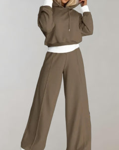 Nina | 2-delige set: trui met capuchon en broek met wijde pijpen in de kleur Bruin voor dames in stijl ideaal voor de lente.