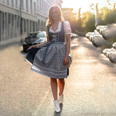 Dames Tracht - Stijlvolle Combinatie van Schort en Blouse