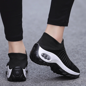 Ondersteunende schoenen met voetboogsteun in de kleur Zwart/Wit voor dames in stijl geschikt voor alle seizoenen.