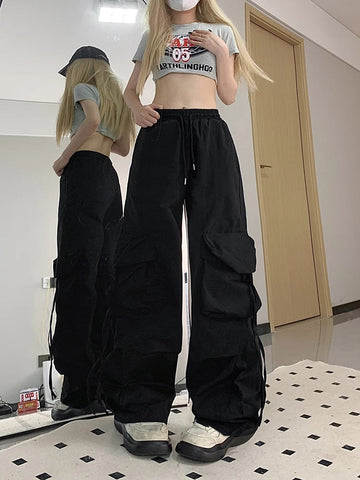 Samantha | Cargo broek streetwear stijl in de kleur Zwart voor dames in Outdoor stijl ideaal voor de lente.