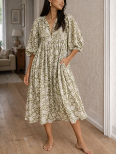 Jurk met bloemen en V-hals