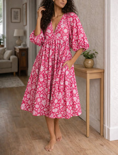 Jurk met bloemen en V-hals