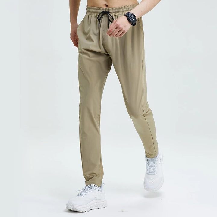 Sébastiaan | Ademende & sneldrogende sportbroek in de kleur Khaki voor heren in Lounge stijl geschikt voor alle seizoenen.