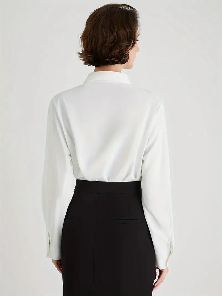 Shenna | Tijdloze Damesblouse in de kleur Wit voor dames in stijl geschikt voor alle seizoenen.