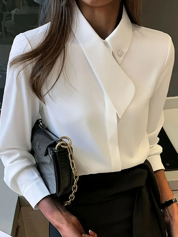 Shenna | Tijdloze Damesblouse in de kleur Wit voor dames in stijl geschikt voor alle seizoenen.