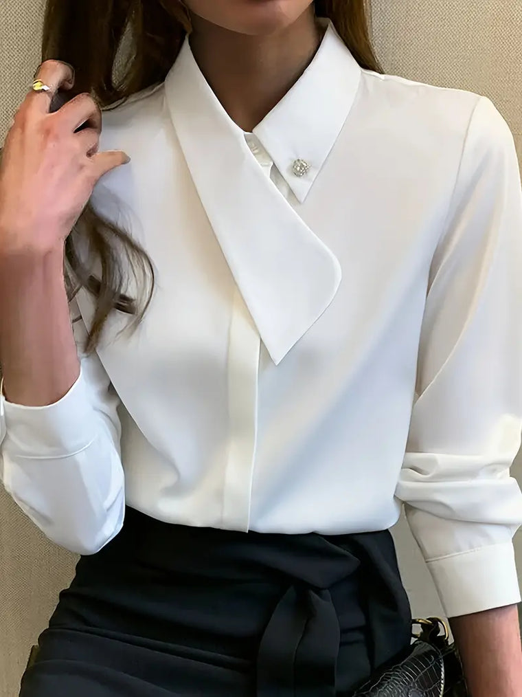 Shenna | Tijdloze Damesblouse in de kleur Wit voor dames in stijl geschikt voor alle seizoenen.
