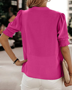 Blouse met een stijlvolle V-hals en trendy korte mouwen. Een veelzijdige aanvulling op je garderobe met een perfecte balans tussen casual en professioneel. Gemaakt van luchtige chiffon en duurzaam polyester voor comfort en stijl. Voorzien van een flatterende V-hals, pofmouwen en een losse pasvorm voor bewegingsvrijheid. Maattabel beschikbaar voor borst, lengte en mouwen.