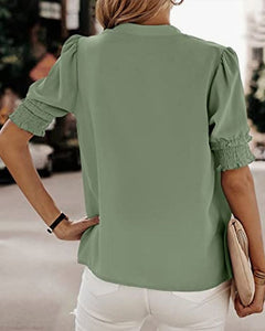 Blouse met een stijlvolle V-hals en trendy korte mouwen. Een veelzijdige aanvulling op je garderobe met een perfecte balans tussen casual en professioneel. Gemaakt van luchtige chiffon en duurzaam polyester voor comfort en stijl. Voorzien van een flatterende V-hals, pofmouwen en een losse pasvorm voor bewegingsvrijheid. Maattabel beschikbaar voor borst, lengte en mouwen.
