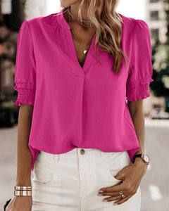 Blouse met een stijlvolle V-hals en trendy korte mouwen. Een veelzijdige aanvulling op je garderobe met een perfecte balans tussen casual en professioneel. Gemaakt van luchtige chiffon en duurzaam polyester voor comfort en stijl. Voorzien van een flatterende V-hals, pofmouwen en een losse pasvorm voor bewegingsvrijheid. Maattabel beschikbaar voor borst, lengte en mouwen.