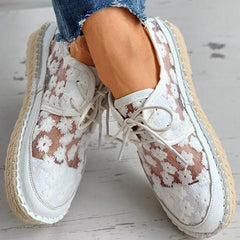 Luchtige schoen met prachtig bloemendessin, perfect voor een stijlvolle en comfortabele look. Met een luchtig ontwerp voor ultiem comfort en een trendy uitstraling. Maattabel beschikbaar voor Nederlandse en Europese maten.