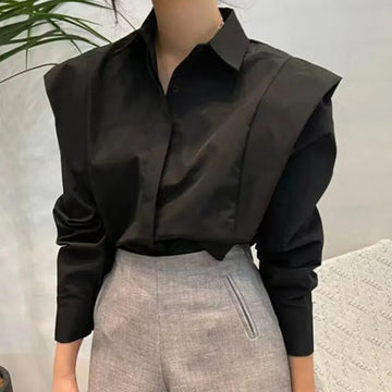 Stefania | Elegante Vrijetijdsblouse in de kleur Zwart voor dames in stijl ideaal voor de herfst.