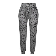 Xandra | Damesbroek met luipaardprint in de kleur Luipaard Wit voor dames in stijl ideaal voor de lente.