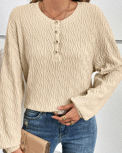 Effen topje met knopen in de kleur Beige voor dames in stijl ideaal voor de herfst.