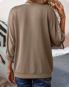 Relaxte top met kanten patchwork in de kleur Bruin voor dames in Lounge stijl ideaal voor de herfst.